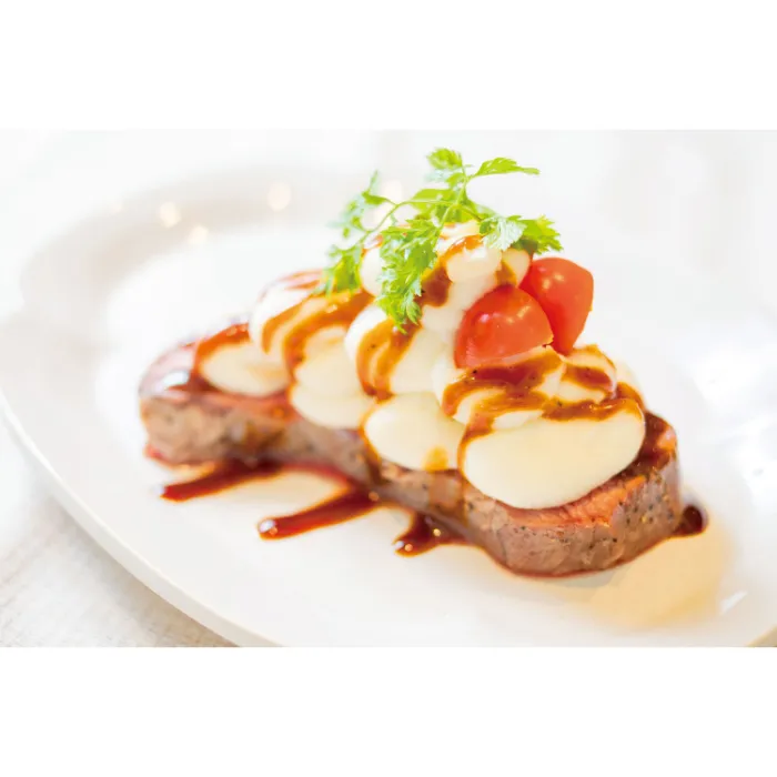 希少部位トモサンカクの贅沢柔らかローストビーフステーキカット～マッシュポテトをのせて～